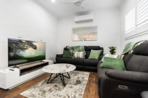 Byng Cottage - Close to town - Neat & Tidy Orange